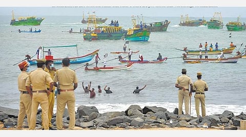 தொடரும் உயிரிழப்புகளால் தேங்காய்பட்டினம் மீன்பிடித் துறைமுகம் மூடல்: மீன் வர்த்தகம் பாதிப்பு