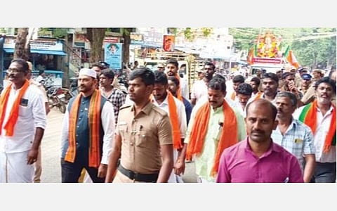 பாப்பிரெட்டிப்பட்டியில் போலீஸாரின் தடையை மீறி பாஜக  சிறுபான்மை அணியின் தேசிய செயலாளர் இப்ராஹிம் தலைமையில் விநாயகா் சிலை ஊா்வலம் நடந்தது.