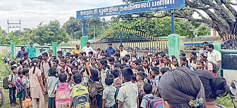 மேச்சேரி அருகே வாலதாசம்பட்டி அரசு நடுநிலைப் பள்ளி தலைமை ஆசிரியரின் பணியிட மாற்றத்தைக் கைவிட வலியுறுத்தி, ஆர்ப்பாட்டத்தில் ஈடுபட்ட அப்பள்ளி மாணவ, மாணவிகள்.