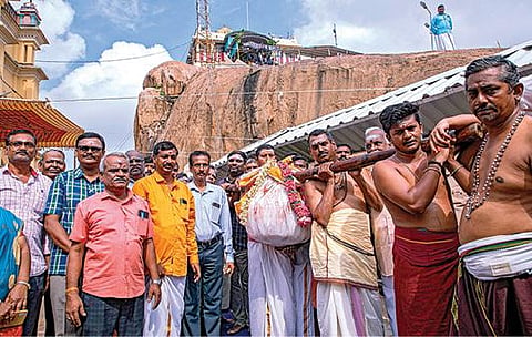 திருச்சி மலைக்கோட்டையில் உச்சிப்பிள்ளையாருக்கு படையல் செய்வதற்காக கொண்டு செல்லப்பட்ட 75 கிலோ எடை கொண்ட கொழுக்கட்டை.