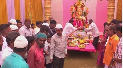 கர்நாடகாவில் மத மோதல்கள் அதிகரித்துள்ள நிலையில் இந்துக்களுடன் முஸ்லிம்கள் இணைந்து விநாயகர் சதுர்த்தி கொண்டாடினர்
