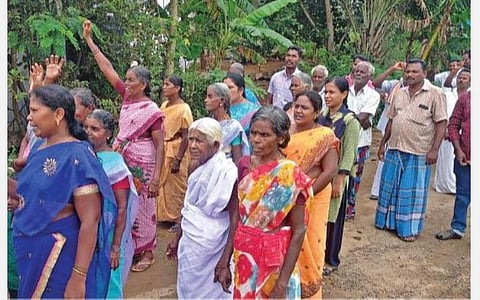 எட்டு வழிச்சாலை திட்டத்தை நிறைவேற்ற மாட்டோம் என்ற தேர்தல் வாக்குறுதியை திமுக அரசு நிறைவேற்றக் கோரி சேலம் வீரபாண்டி அருகே  பூலாவரி புஞ்சைக்காடு கிராமத்தில் ஆர்ப்பாட்டத்தில் ஈடுபட்ட விவசாயிகள்