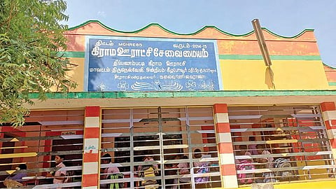 திப்பணம்பட்டி ஊராட்சியில் உள்ள வினைதீர்த்த நாடார்பட்டி அரசு மேல்நிலைப் பள்ளியில் கட்டிட வசதி, அடிப்படை வசதிகளின்றி இ-சேவை மையத்தில் தற்காலிக வகுப்பறை அமைக்கப்பட்டு பாடம் நடத்தப்படுகிறது.