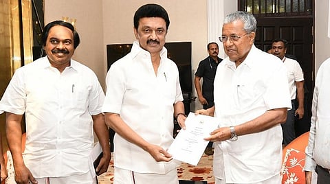 தென்மண்டல கவுன்சில் கூட்டத்தில் கலந்து கொள்வதற்காக திருவனந்தபுரம் சென்றுள்ள தமிழக முதல்வர் மு.க.ஸ்டாலின், கோவளத்தில் கேரள  முதல்வர் பினராயி விஜயனை நேற்று சந்தித்துப் பேசினார்.