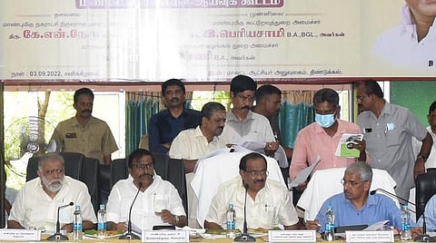 திண்டுக்கல்லில் நடந்த நகராட்சி நிர்வாகத்துறையின் மண்டல அளவிலான ஆய்வுக்கூட்டத்தில் பங்கேற்ற அமைச்சர்கள் கே.என்.நேரு, ஐ.பெரியசாமி, அர.சக்கரபாணி. 