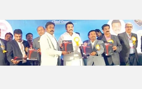 கொடைக்கானலில் இந்திய பல் மருத்துவர் சங்க மாநாட்டில் ஆராய்ச்சி புத்தகத்தை வெளியிட்ட சுற்றுலாத்துறை  அமைச்சர் மதிவேந்தன்.