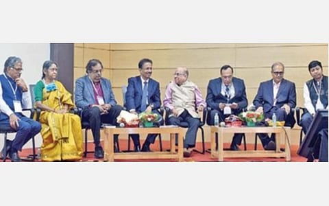 கோவை கங்கா மருத்துவமனையில் நேற்று நடைபெற்ற தேசிய வாரியம் அங்கீகரித்த கல்வி நிறுவனங்கள் சங்கத்தின் (ஏஎன்பிஏஐ) கருத்தரங்கில் கலந்துகொண்ட இஸ்ரோ முன்னாள் தலைவர் கே.கஸ்தூரிரங்கன், தமிழ்நாடு டாக்டர் எம்ஜிஆர் மருத்துவ பல்கலைக் கழகத்தின் துணை வேந்தர் டாக்டர் சுதா சேஷைய்யன் உள்ளிட்டோர்.  படம்: ஜெ.மனோகரன்