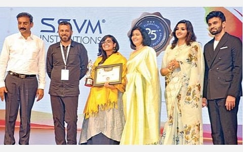 எஸ்எஸ்விஎம் கல்வி நிறுவனங்களின் 25-வது ஆண்டு கொண்டாட்டத்தின் ஒரு பகுதியாக, 'டிரான்ஸ்பார்மிங் இந்தியா' என்ற தலைப்பில் கோவை மேட்டுப்பாளையத்தில் உள்ள எஸ்எஸ்விஎம் பள்ளியில் நேற்று நடைபெற்ற கருத்தரங்கில் 'இன்ஸ்பிரேஷனல் குரு' விருது பெற்ற ஆசிரியர் அஞ்சனா சுதாகரன். உடன், (இடமிருந்து) எஸ்எஸ்விஎம் கல்வி நிறுவனங்களின் அறங்காவலர் மோகன்தாஸ், எழுத்தாளர் சேத்தன் பகத், எஸ்எஸ்விஎம் கல்வி நிறுவனங்களின் நிறுவனர், நிர்வாக அறங்காவலர் மணிமேகலை மோகன், இயக்குநர்கள் (கல்விபுலம்) ஷா மோகன்தாஸ், நிதின் ஆகியோர்.