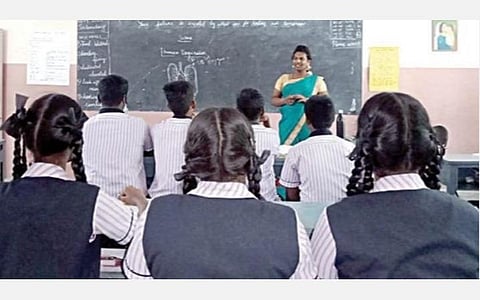 மாணவர்களுக்கு பாடம் எடுக்கும் திருநங்கை ஆசிரியை சஹானா.