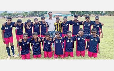 திண்டுக்கல் மண்டல கால்பந்து போட்டிகளில் சிறப்பாக விளையாடிய புனித மரியன்னை மேல்நிலைப் பள்ளி கால்பந்து வீரர்கள்.