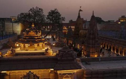 மோட்சம் அடைவதற்கு கடைசி காலத்தை கழிக்க விரும்பும் முதியவர்கள் காசி விஸ்வநாதர் கோயில் வளாகத்தில் தங்குவதற்கு சிறப்பு இல்லம்