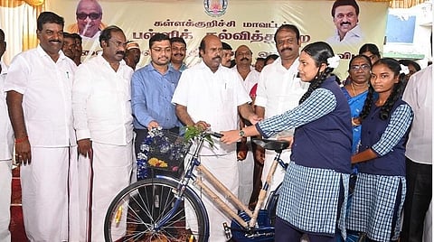 மணலூர்பேட்டை அரசு பெண்கள் மேல்நிலைப்பள்ளியில் நடைபெற்ற விழாவில் அமைச்சர் எ.வ.வேலு. மாணவிகளுக்கு விலையில்லா சைக்கிள் வழங்கினார்.