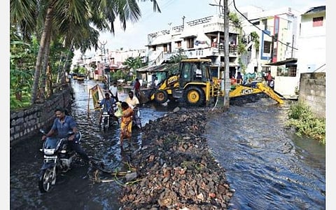 கனமழையால் மூக்கனேரி ஏரி நிரம்பி சாலையில் தண்ணீர் வெள்ளம் போல் பெருக்கெடுத்து ஓடியது. இதையடுத்து ஏரியில் இருந்து வெளியேறும் தண்ணீரை திருமணிமுத்தாறுக்கு திருப்பி விடும் பணி நடந்தது. படம்: எஸ்.குரு பிரசாத்