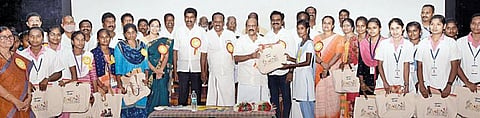 திருவள்ளூர் மாவட்ட கல்லூரி மாணவிகள் 754 பேருக்கு வங்கி ஏடிஎம் அட்டைகளை நேற்று பால்வளத்துறை அமைச்சர்.சா.மு.நாசர் வழங்கினார். உடன், மாவட்ட ஆட்சியர் ஆல்பி ஜான் வர்கீஸ் உள்ளிட்டோர்.
