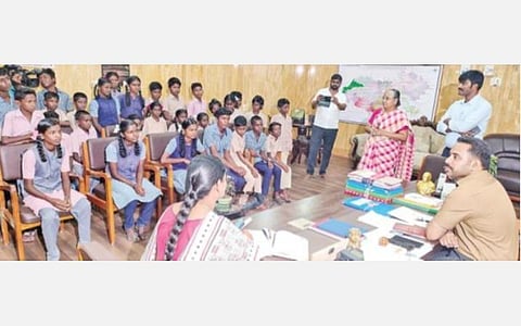 பேருந்து வசதி கோரி  ஆட்சியரிடம் முறையிட்ட பந்தனேந்தல் கிராம மாணவ, மாணவிகள்.
