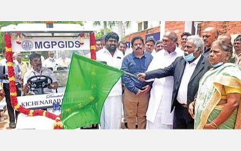 புதுச்சேரி மகாத்மா காந்தி அரசு பல் மருத்துவமனைக்கு வரும் நோயாளி களுக்காக முன்னாள் மாணவர்கள் வழங்கிய இலவச பேட்டரி காரை முதல்வர் ரங்கசாமி தொடங்கி வைத்தார். படம்: எம்.சாம்ராஜ்