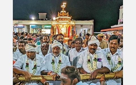 பழநி தண்டாயுதபாணி சுவாமி கோயிலில் தங்க ரதம் இழுத்து வழிபட்ட ஓ.பன்னீர்செல்வம்.
