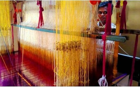 நெசவாளர்கள், கைவினைக் கலைஞர்களின் தயாரிப்புகளை அரசு மின்னணு சந்தை மூலம் விற்பனை செய்வதற்கு ஏற்பாடு: அஞ்சல் துறை, பொது சேவை மையத்துடன் ஒப்பந்தம்