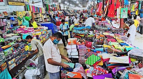 வெளிமாநில வியாபாரிகள் வராததால் வெறிச்சோடிய ஈரோடு ஜவுளிச்சந்தை