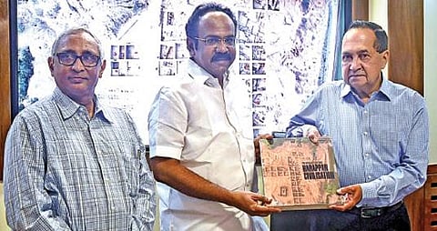 ஃப்ரன்ட்லைன் முன்னாள் இணை ஆசிரியர் டி.எஸ்.சுப்பிரமணியனின் ‘என்னே விந்தை இந்த ஹரப்பா நாகரிகம்’ நூலை சென்னையில் நேற்று   அமைச்சர் தங்கம் தென்னரசு வெளியிட, ‘தி இந்து’ குழும இயக்குநர்  என்.ராம் பெற்றுக்கொண்டார். படம்: ம.பிரபு