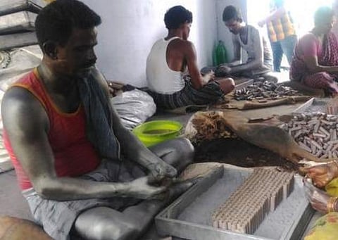 பட்டாசு தயாரிக்கும் தொழிலாளர்கள் | கோப்புப் படம்.