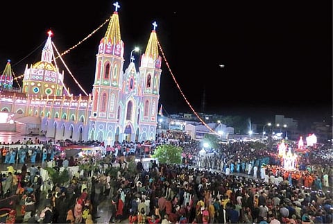 நாகை மாவட்டம் வேளாங்கண்ணி புனித ஆரோக்கிய மாதா பேராலய பெருவிழாவை முன்னிட்டு நேற்றிரவு பெரிய தேர் பவனி நடைபெற்றது. இதில், பெரிய தேரில் புனித ஆரோக்கிய மாதாவும், அதன் முன்னால் 6 சிறிய சப்பரங்களில் மிக்கேல், சம்மனசு, செபஸ்தியார், அந்தோணியார், சூசையப்பர், உத்திரிய மாதா ஆகியோரும் எழுந்தருள தேர் பவனி நடைபெற்றது. விழாவின்போது பேராலயம் மின்னொளியில் ஜொலித்தது.