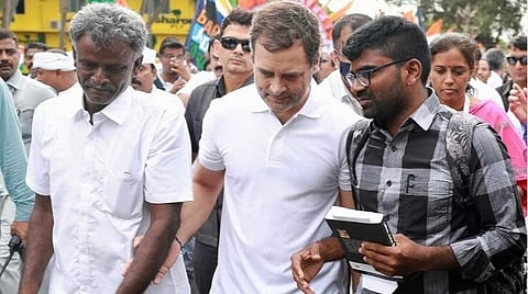 குமரி மாவட்டத்தில் 2வது நாள் நடைபயணம் மேற்கொண்ட ராகுல் காந்தியுடன் மாணவி அனிதாவின் தந்தை, மற்றும் சகோதரர்.