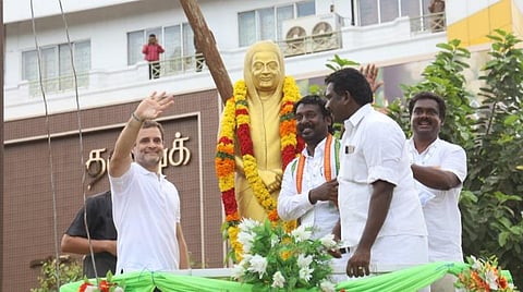 2-வது நாள் நாள் நடைபயணத்தை முடிக்கும் முன்பு  நாகர்கோவில் டெரிக் சந்திப்பில் இந்திரா காந்தி சிலைக்கு மாலை அணிவித்து பேசிய ராகுல் காந்தி.