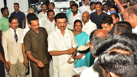 அரங்கிற்கு வெளியே திமுக கவுன்சிலர்களை சந்தித்த ஸ்டாலின்; தமுக்கம் விழா அரங்கினுள் அனுமதிக்காததால் அதிருப்தி