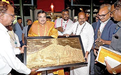 பெங்களூருவில் நடைபெற்ற அனைத்து மாநில நெடுஞ்சாலைத் துறை அமைச்சர்கள் மாநாட்டில் பங்கேற்ற மத்திய சாலைப்  போக்குவரத்து மற்றும் நெடுஞ்சாலைத் துறை அமைச்சர் நிதின் கட்கரிக்கு நினைவுப் பரிசு வழங்கினார் தமிழக அமைச்சர் எ.வ.வேலு. உடன், துறைச் செயலர் பிரதீப் யாதவ், தலைமைப் பொறியாளர் ந.பாலமுருகன்.