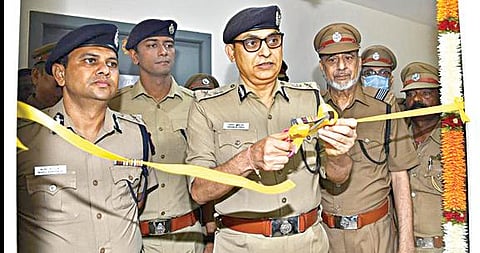 சென்னை காவல் ஆணையர் அலுவலக வளாகத்தில் அமைக்கப்பட்டுள்ள  போக்குவரத்துப் பாதுகாவலர்கள் அமைப்பு அலுவலகத்தை நேற்று திறந்துவைத்தார்  காவல் ஆணையர் சங்கர் ஜிவால். உடன், போக்குவரத்து கூடுதல் ஆணையர் கபில்குமார் சி.சரத்கர் உள்ளிட்டோர்.