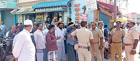 இளையான்குடியில் பாப்புலர் பிரண்ட் ஆப் இந்தியா நிர்வாகி வீட்டில் என்ஐஏ அதிகாரிகள் விசாரணை நடத்த எதிர்ப்பு தெரிவித்த அந்த அமைப்பினர்.