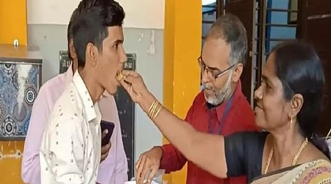 தனியார் பயிற்சி மையம் செல்லாமல் நீட் தேர்வில் 503 மதிப்பெண்: அரசுப் பள்ளி மாணவர் அசத்தல்