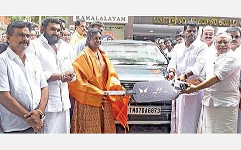 தேசிய மகளிர் கூடைப்பந்து அணியின் முன்னாள் கேப்டன் அனிதாவுக்கு தமிழக பாஜக சார்பில், கார் பரிசளிக்கும் விழா சென்னை தி.நகர், கமலாலயத்தில் நேற்று நடைபெற்றது. இதில் மாநில தலைவர் அண்ணாமலை காரின் சாவியை அனிதாவுக்கு வழங்கினார். படம்: ம.பிரபு