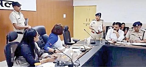 மகளிர் ஆணைய கூட்டத்தில் காவல் பெண் அதிகாரியை மகளிர் ஆணைய தலைவி வெளியே போக சொல்லி விரட்டினார்.