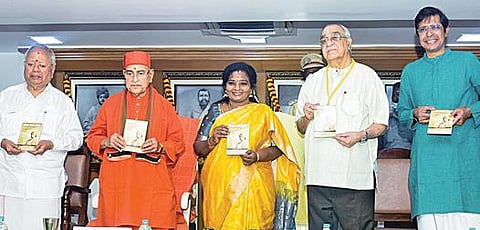 சென்னையில் நேற்று நடைபெற்ற உலக சகோதரத்துவ தின விழாவில் `தமிழ் மண்ணில் விவேகானந்தரின் வீரமுழக்கம்' என்ற நூலின் ஆங்கிலப் பதிப்பை வெளியிட்டார் தெலங்கானா ஆளுநர் தமிழிசை சவுந்தரராஜன். உடன், ராமகிருஷ்ணா மிஷன் துணைத் தலைவர் சுவாமி கவுதமானந்தஜி மகராஜ், ஐஐடி இயக்குநர் வி.காமகோடி, பாரதிய வித்யா பவன் நிர்வாகி கே.என்.ராமசாமி, தொழிலதிபர் நல்லி குப்புசாமி. படம்: பு.க.பிரவீன்