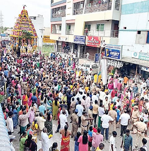 திருவேற்காடு தேவி கருமாரியம்மன் கோயிலில் நடைபெற்றுவரும் ஆடிப் பெருந்திருவிழாவின் முக்கிய நிகழ்வான தோரோட்டம் 2 ஆண்டுகளுக்குப் பிறகு நேற்று வெகுவிமரிசையாக நடைபெற்றது.