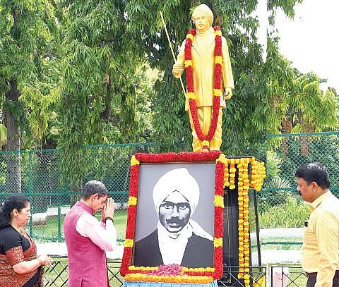 பாரதியார் நினைவு தினமான நேற்று, சென்னை ராஜ்பவன் வளாகத்தில் அவரது படத்துக்கு ஆளுநர் ஆர்.என்.ரவி நேற்று மலர்தூவி அஞ்சலி செலுத்தினார். உடன் ஆளுநரின் மனைவி லட்சுமி ரவி.