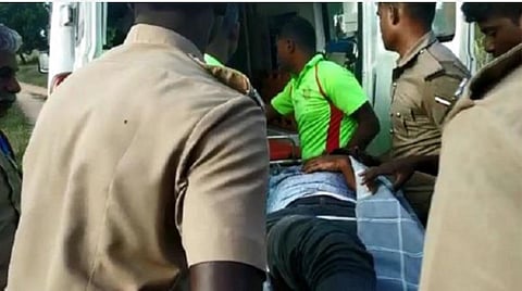 கரூர் அருகே ரயிலிலிருந்து தவறி விழுந்த இளைஞரை காயம்பட்ட நிலையில் மீட்டெடுத்த தீயணைப்புப் படையினர் சிகிச்சைக்காக 108 ஆம்புலன்ஸில் ஏற்றினர்.