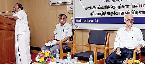 சென்னை தொழிலக பாதுகாப்பு மற்றும் சுகாதார இயக்ககம் சார்பில் நேற்று நடைபெற்ற நிர்வாகத்தினருக்கான விழிப்புணர்வு கூட்டத்தில் தொழிலாளர் நலன் மற்றும் திறன் மேம்பாட்டுத் துறை அமைச்சர் சி.வி.கணேசன் பங்கேற்றார். உடன், துறையின் அரசு கூடுதல் தலைமைச் செயலாளர் முகமது நசிமுதீன் உள்ளிட்டோர்.