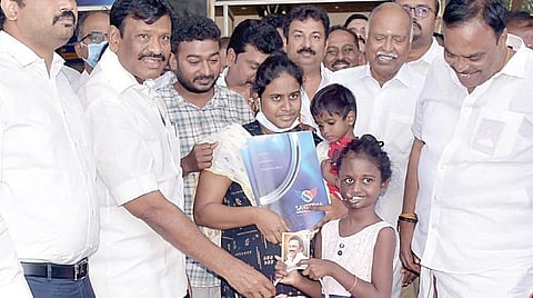 முகச்சீரமைப்பு அறுவை சிகிச்சை முடிந்து வீடு திரும்பும் சிறுமி டானியாவை அமைச்சர் சா.மு.நாசர், பூங்கொத்து கொடுத்து வழியனுப்பி வைத்தார். உடன், மாவட்ட ஆட்சியர் ஆல்பி ஜான் வர்கீஸ் உள்ளிட்டோர்.