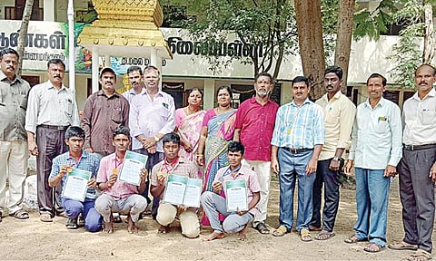 ஆரணி கல்வி மாவட்ட அளவிலான விளையாட்டு போட்டிகளில் தங்கப்பதக்கம் வென்ற கண்ணமங்கலம் அரசு ஆண்கள் மேல்நிலைப் பள்ளி மாணவர்களுடன் ஆசிரியர்கள்