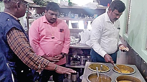 ஆரணியில் பொரியல் பார்சலில் எலி தலை இருந்ததாக புகார் தெரிவிக்கப்பட்ட ஹோட்டலில் நேற்று ஆய்வு மேற்கொண்ட திருவண்ணாமலை மாவட்ட உணவு பாதுகாப்பு நியமன அலுவலர் ராமகிருஷ்ணன் தலைமையிலான குழுவினர்.
