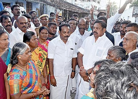 சேலம் மாவட்டம் எடப்பாடியில் சரபங்கா நதியில் ஏற்பட்ட வெள்ளத்தால் பாதிக்கப்பட்ட பகுதிகளைப் பார்வையிட்டு, பொதுமக்களுக்கு ஆறுதல் கூறினார் முன்னாள் முதல்வர் பழனிசாமி. படம்: எல்.பத்மநாபன்