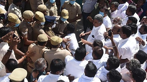 அதிமுகவினரை கைது செல்லும் அழைத்துச் செல்லும் போலீஸார் |  படங்கள் : ஜெ.மனோகரன்.
