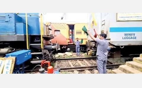 ரயில்களை பாதுகாப்பாக இயக்க  உதவும் பாய்ன்ட் மேன்கள்.