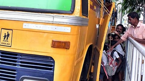 அசம்பாவிதங்களை தவிர்க்க பள்ளி பேருந்துகளில் கேமரா, சென்சார் கட்டாயமாகிறது: விரைவில் அரசாணை வெளியீடு