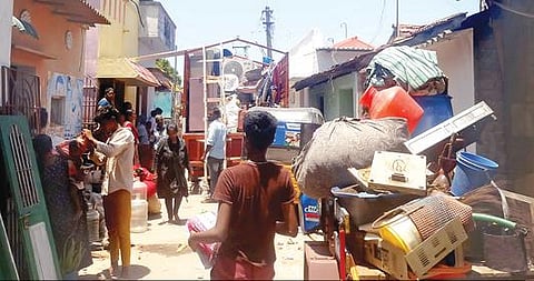 காஞ்சிபுரம் பொன்னேரிக்கரை அருகே ஆக்கிரமிப்புகள் அகற்றப்படுவதால் தங்கள் உடமைகளுடன் வெளியேறும் பொதுமக்கள்.