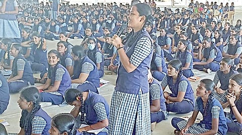 திருப்பூர் ஜெய்வாபாய் மாநகராட்சி பெண்கள் மேல்நிலைப் பள்ளியில் நடைபெற்ற பயிற்சி முகாமில் பேசிய சுவீடன் அறிவியல் ஆராய்ச்சியாளர் விஜய் அசோகன்.