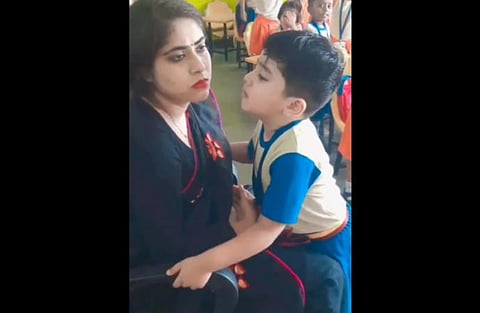ஆசிரியரிடம் மன்னிப்புக் கேட்ட மழலை: நெட்டிசன்கள் மனதை ஈர்த்த வைரல் வீடியோ
